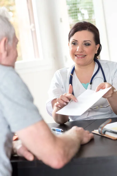 Kvinnliga Läkare Som Ger Recept Till Patient Medicinsk Kontor — Stockfoto