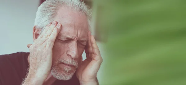 自宅で頭痛を持つ中年の男性 — ストック写真
