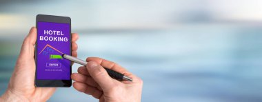 Bir otel rezervasyon kavram görüntüleyen akıllı telefon ekranı