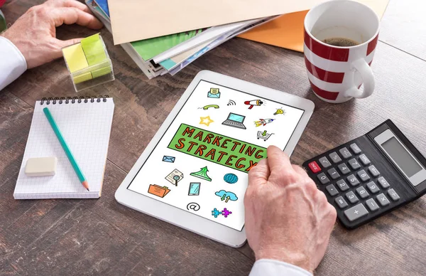 Hombre Usando Una Tableta Que Muestra Concepto Estrategia Marketing —  Fotos de Stock