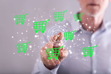 Adam dokunmatik ekranda bir e-ticaret konseptine parmağıyla dokunuyor.