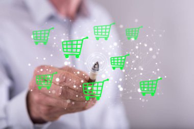 Dokunmatik ekranda kalemle bir e-ticaret konseptine dokunan adam