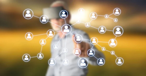 Man Met Headset Aanraken Van Een Netwerk Van Sociale Media — Stockfoto
