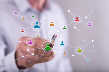 Adam bir sosyal ağ bir dokunmatik ekran üzerinde kalemle dokunma