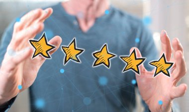 Arka plandaki bir adamın elleri arasındaki kalite kavramı