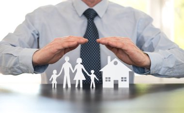 Elleri ile bir ev ve bir aile koruma sigortacı