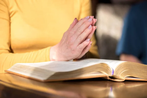 Primo Piano Della Donna Che Prega Con Mani Sulla Bibbia — Foto Stock