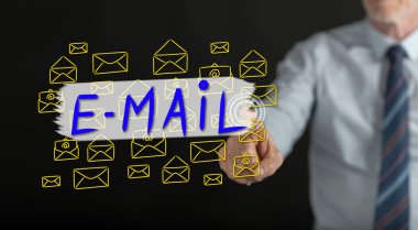 Bir adam dokunmatik ekranda e-posta konseptine parmağıyla dokunuyor.