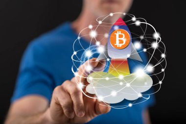Adam bir bitcoin artış kavramı onun parmak dokunmatik ekranlı cep bilgisayarlarda dokunmadan