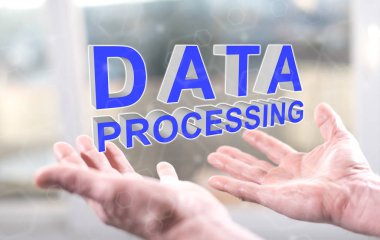 Veri işleme kavramı bir adamın elleri yukarıda