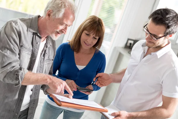 Glada Medarbetare Med Business Diskussion Office — Stockfoto