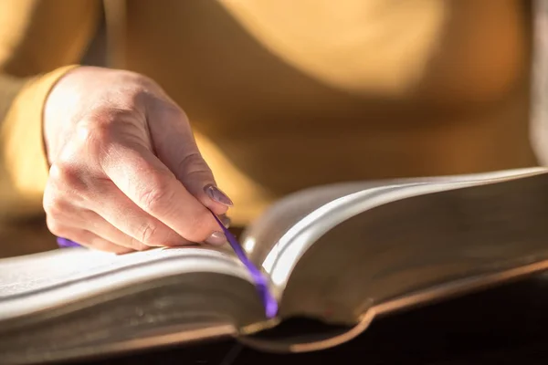 Κοντινό Πλάνο Γυναίκα Διαβάζει Την Αγία Γραφή Σκληρό Φως — Φωτογραφία Αρχείου