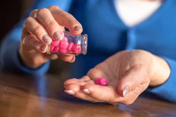 Close Mãos Femininas Tomando Medicação — Fotografia de Stock