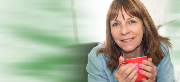 Retrato Mulher Madura Sorrindo Segurando Uma Caneca Casa — Fotografia de Stock