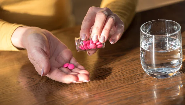 Nahaufnahme Weiblicher Hände Unter Einnahme Von Medikamenten Hartes Licht — Stockfoto