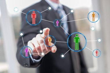 Sosyal medya ağı bir dokunmatik ekranda parmaklarıyla dokunarak adam