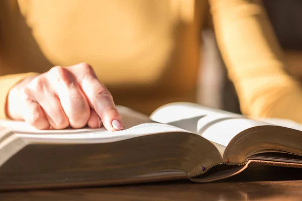 Primer Plano Mujer Leyendo Biblia Luz Dura — Foto de Stock