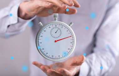 Zaman kavramı içinde geçmiş bir adamın elleri arasında