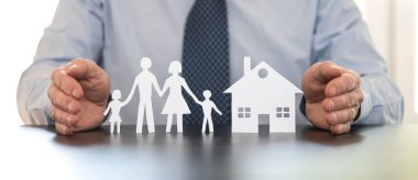 Elleri ile bir ev ve bir aile koruma sigortacı