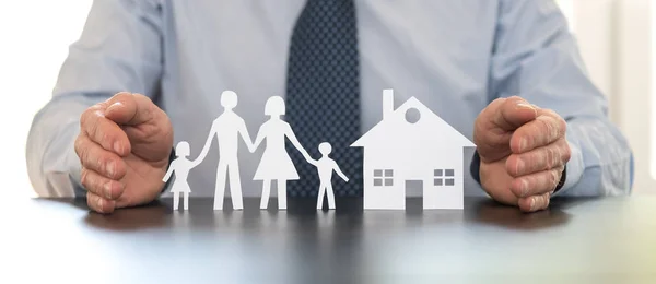 家族と彼の手で家を守る保険 — ストック写真