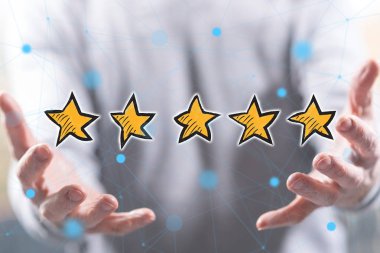 Kaliteli kavram, arka plandaki adamın ellerinden üstündür.