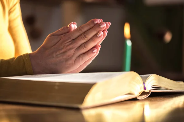 Närbild Kvinna Bedjande Med Händerna Över Bibeln Hårt Ljus — Stockfoto