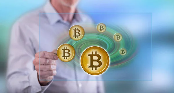 Mann Berührt Mit Stift Ein Konzept Der Bitcoin Währung Auf — Stockfoto