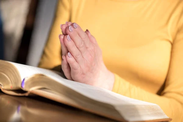 Close Mulher Orando Com Mãos Sobre Bíblia — Fotografia de Stock