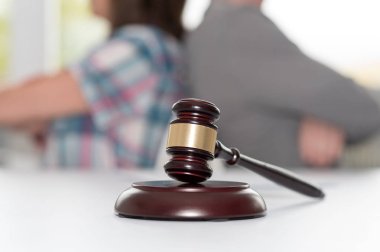 Yargıç tokmak ve çift oturma sırt sırta arka plan, ön plan odaklanmak ile boşanma kavramı