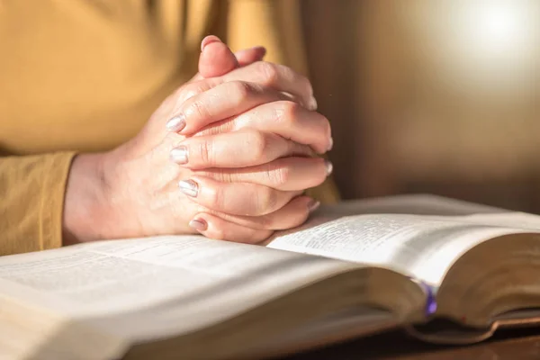 Gros Plan Femme Priant Avec Ses Mains Sur Bible Lumière — Photo