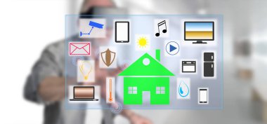 VR kulaklıklı bir adam dokunmatik ekrandaki akıllı ev konseptine parmağıyla dokunuyor.