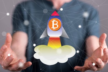 Bitcoin yükselişi kavramı içinde geçmiş bir adamın elleri arasında