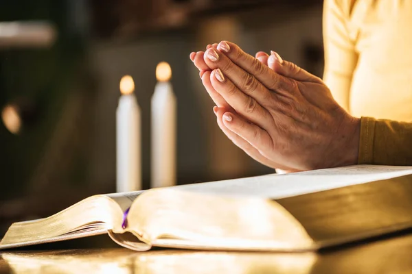 ハードライトを両手で祈る女性のクローズ アップ — ストック写真