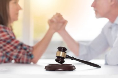 Karı koca boşanma sırasında arasında çatışma sembolü