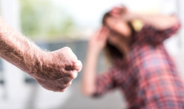 Adam evde karısını dövmek