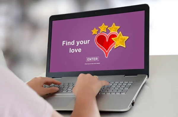 Γυναίκα Χρησιμοποιώντας Ένα Φορητό Υπολογιστή Online Dating Έννοια Στην Οθόνη — Φωτογραφία Αρχείου