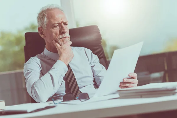 Porträtt Mogen Affärsman Kontroll Ett Dokument Office — Stockfoto