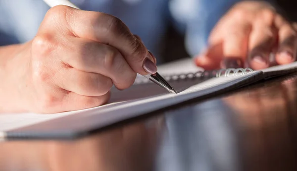 Femme Avec Stylo Écrit Sur Ordinateur Portable Concentrer Sur Avant — Photo