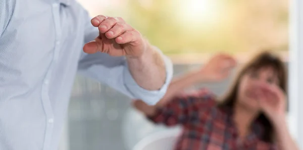 Hombre Punto Golpear Esposa Casa — Foto de Stock