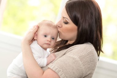 Şirin bebek kızı ile mutlu anne portresi