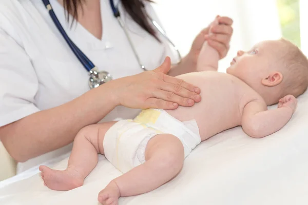 Läkare Barnläkare Undersöker Bebis Magen Klinik — Stockfoto