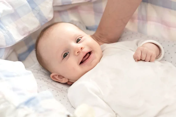 Retrato Bebê Sorridente Bonito Menina Deitada Seu Berço — Fotografia de Stock