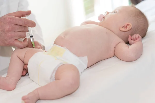 Kleine Baby Krijgen Een Vaccin Been Geschoten — Stockfoto