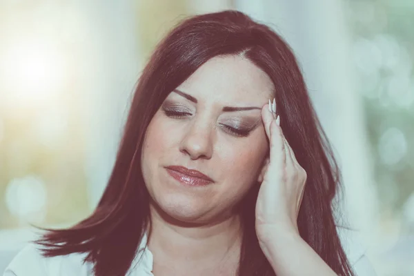 두통으로 여자의 초상화 — 스톡 사진