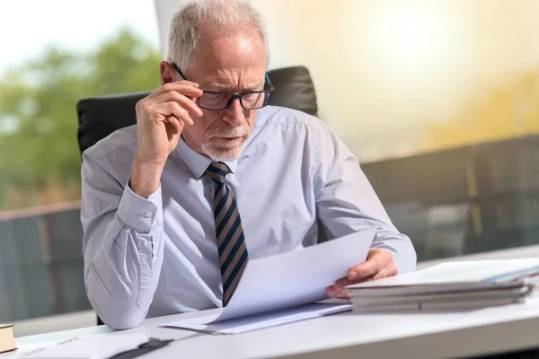 Porträtt Mogen Affärsman Kontroll Ett Dokument Office Ljuseffekt — Stockfoto