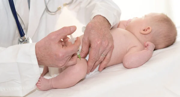 Little Baby Getting Vaccine Shot Leg — Stock Photo, Image