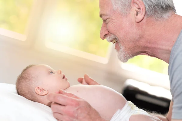 Avô Feliz Segurando Mãos Sua Neta — Fotografia de Stock