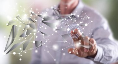 Adam dokunmatik ekranda bir ağ konseptine parmağıyla dokunuyor.