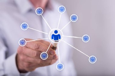 Kalemle dokunmatik ekranda sosyal ağ kavramına dokunan bir adam