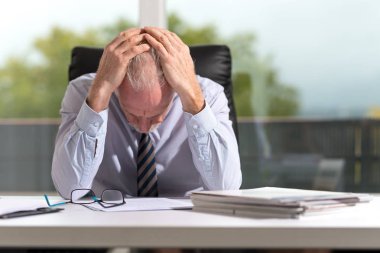 Elinde kafa ile ofiste oturan işadamı vurguladı